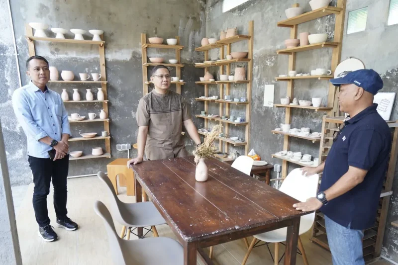 Penjabat (Pj) Wali Kota Batu Aries Agung Paewai (tengah) pada saat berkunjung ke Studio MataHati Ceramics di Kecamatan Junrejo, Kota Batu, Jawa Timur.