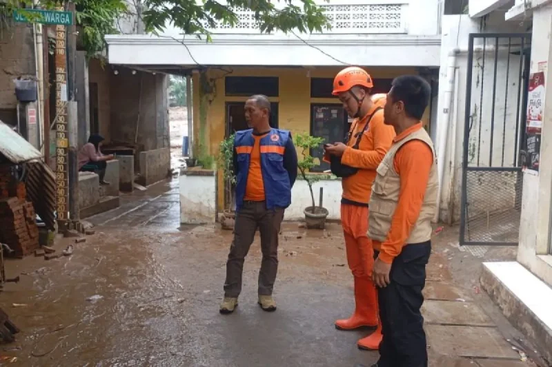 Petugas BPBD memantau daerah yang sempat tergenang banjir di Jakarta, Sabtu (25/4/2024). ANTARA/Ho-BPBD Jaksel
