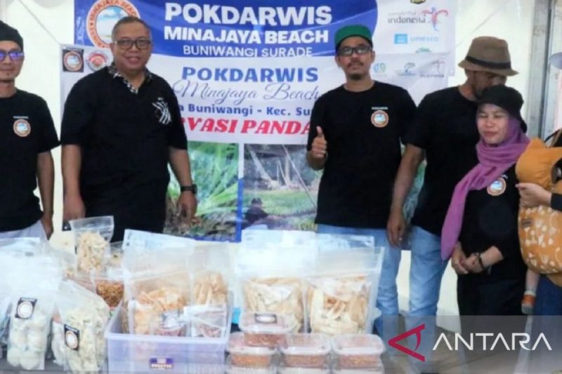 Bupati Sukabumi Marwan Hamami saat mengunjungi salah satu stand produk UMKM di  Festival Agrokuliner Nata Masagi Part Of Geopark Cullinary di Pantai Palangpang, Desa Ciwaru, Kecamatan Ciemas pada Sabtu (11/5/2024).