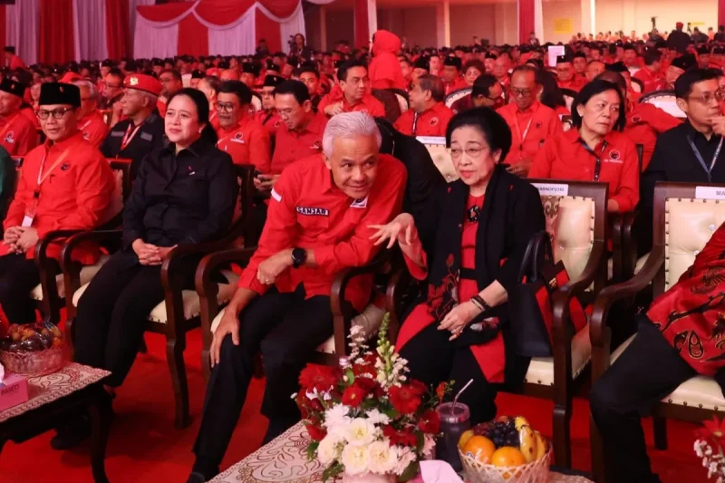 Calon Presiden Ganjar Pranowo (ketiga kiri) bercengkrama dengan Ketua Umum PDI Perjuangan Megawati Soekarnoputri (keempat kiri) saat pembukaan Rapat Kerja Nasional (Rakernas) V PDI Perjuangan di Beach City International Stadium Ancol, Jakarta, Jumat (24/5/2024). ANTARA/HO-PDIP
