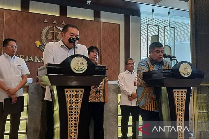 Jaksa Agung Sanitiar Burhanuddin (depan kiri) dan Kepala BPKP Muhammad Yusuf Ateh (depan kanan) memberikan keterangan bersama kepada wartawan terkait korupsi timah di Kejaksaan Agung, Jakarta, Rabu (29/5/2024). ANTARA/Laily Rahmawaty/aa.
