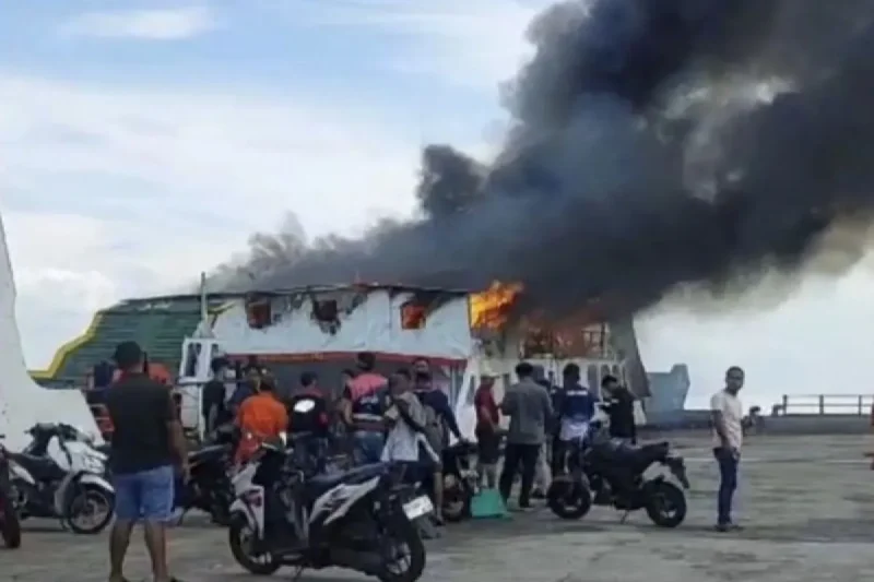 KMP Permata Lestari terbakar di dermaga material PT.BLJ Air Putih Bengkalis. ANTARA/Alfisnardo.