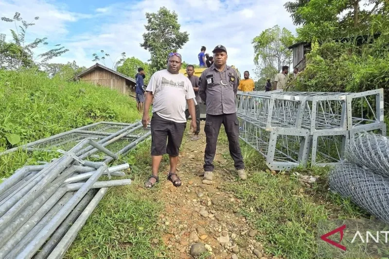 Kepala Diskominfo Kabupaten Jayapura Gustaf Griapon mengawal pengiriman peralatan pembangunan BTS ke Kampung Pagai dan Kamikaro, Distrik Airu. ANTARA/HO-Humas Pemkab Jayapura.
