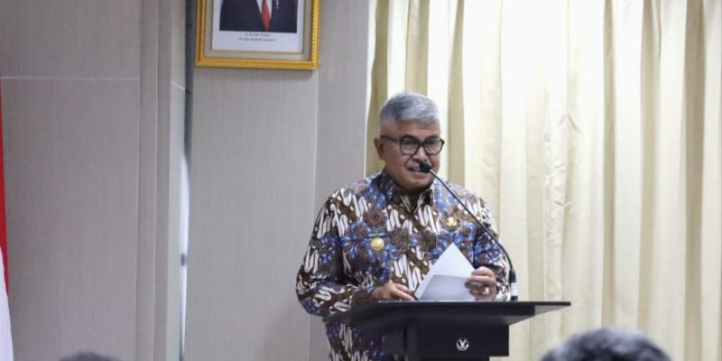 Pj. Gubernur Aceh, Bustami, SE, M.Si, saat memberikan sambutan dalam acara Rapat Koordinasi Penetapan Target Komitmen MCP. (foto: humas pemprov aceh) 