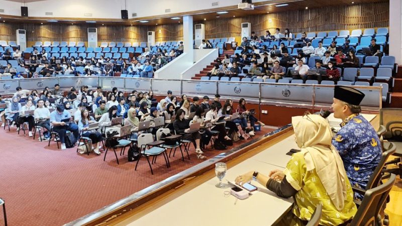 Pj Wali Kota Pariaman, Roberia, saat memberikan kuliah umum. (Foto: MC Kota Pariaman)