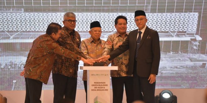 Wakil Presiden RI, Ma'ruf Amin, didampingi Pj. Gubernur Aceh, Bustami Hamzah, Wali Nanggroe Aceh, Malik Mahmud Al Haytar beserta Direktur Utama BSI, Hery Gunardi, dan Komisaris Utama BSI, Muliaman Hadad, saat meresmikan gedung Landmark Bank Syariah Indonesia (BSI) Aceh yang ditandai dengan penekanan tombol bersama di Banda Aceh, Kamis, 25/5/2024. (foto: pemerintah aceh)
