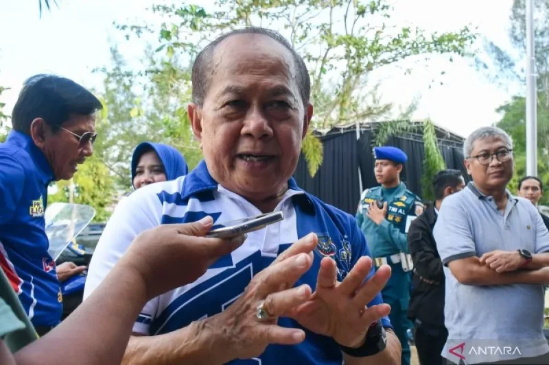 Wakil Ketua Majelis Permusyawaratan Rakyat (MPR) RI Syarifuddin Hasan berbicara dengan awak media di sela pertandingan voly Proliga antara Jakarta LavAni Allo Bank Electric melawan Garuda Jaya di GOR Terpadu Ahmad Yani, Pontianak, Kalimantan Barat, Sabtu (22/6/2024). ANTARA/HO-MPR RI