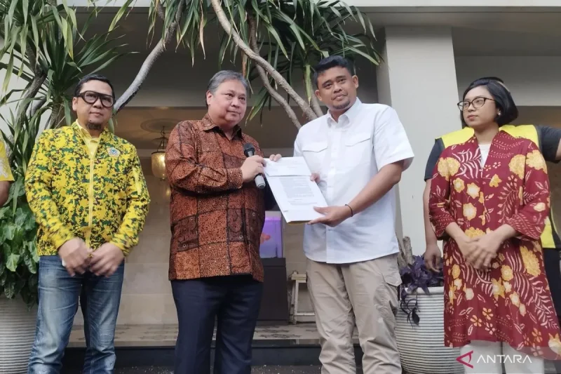 Ketua Umum Partai Golkar Airlangga Hartarto menyerahkan surat dukungan kepada Wali Kota Medan Bobby Nasution di kediamannya, Jakarta, Rabu (19/5/2024). ANTARA/Bagus Ahmad Rizaldi.