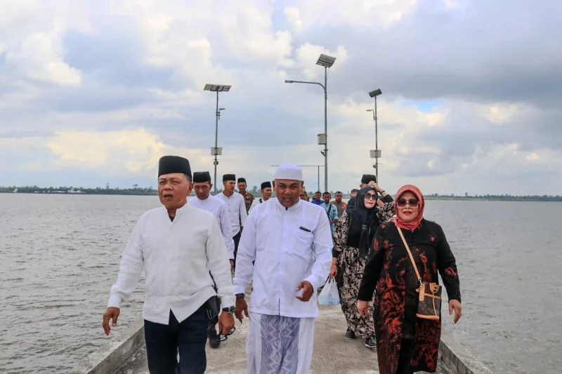 Pelaksana Bupati Kepulauan Meranti H. Asmar merayakan hari raya Idul Adha 1445 H di kampung halamannya Desa Penyagun Kecamatan Rangsang. (foto: humas kepulauan meranti)