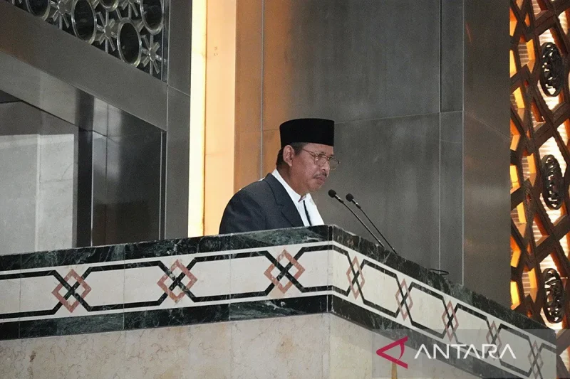 Kepala Badan Litbang dan Diklat Kementerian Agama (Kemenag) RI Suyitno saat menyampaikan khotbah Idul Adha di Masjid Istiqlal, Jakarta, Senin (17/6/2024). ANTARA/HO-Kenenag RI/aa