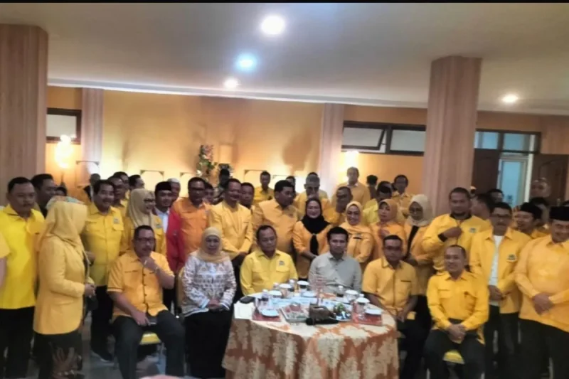 Bakal Calon Gubernur Jawa Timur Khofifah Indar Parawansa (kedua kiri) dan Bakal Calon Wakil Gubernur Jatim Emil Elestianto Dardak (keempat kiri) saat bersilaturhami ke Partai Golkar di Surabaya, Jatim, Sabtu (8/6/2024). ANTARA/HO-Partai Golkar