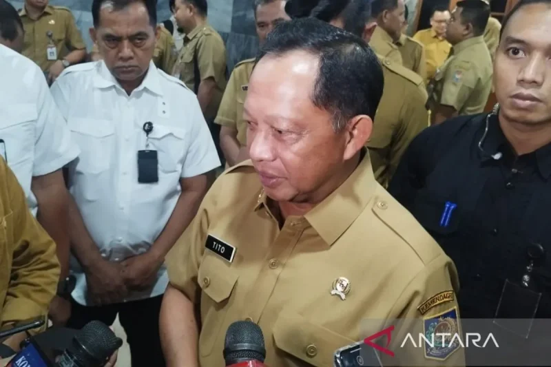 Menteri Dalam Negeri Tito Karnavian di Kompleks Parlemen, Jakarta, Senin (10/6/2024). ANTARA/Bagus Ahmad Rizaldi