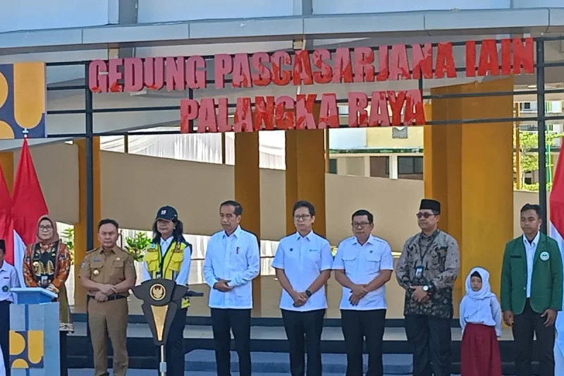 Presiden Joko Widodo saat meresmikan pembangunan, rehabilitasi dan renovasi 16 sarana dan prasarana pendidikan, yang dipusatkan di IAIN Palangka Raya, Kalimantan Tengah, Kamis (27/6/2024). ANTARA/Rangga Pandu Asmara Jingga.
