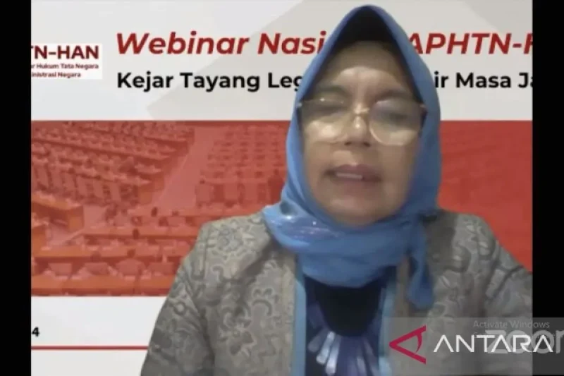 Tangkapan layar: Narasumber guru besar HTN Universitas Jambi Prof. Elita Rahmi saat memberikan paparan dalan webinar yang digelar APHTN-HAN pada Senin (15/7/2024). (ANTARA/Zumrotun Solichah)