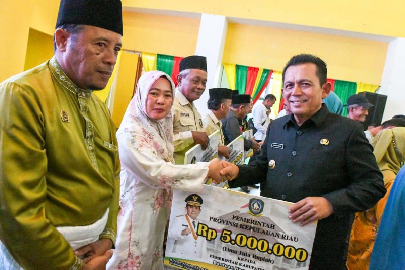 Silaturahmi dan penyerahan bantuan oleh Gubernur Ansar di Gedung LAM Bintan, Kecamatan Bintan Timur. (foto: diskominfo kepri)
