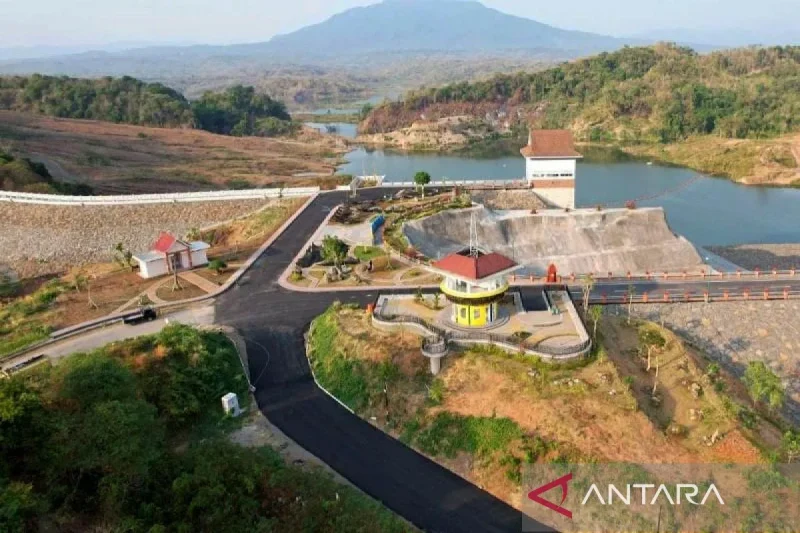 Bendungan Cipanas yang dibangun Kementerian PUPR untuk meningkatkan irigasi pertanian di Kawasan Rebana. ANTARA/HO-Kementerian PUPR/aa.
