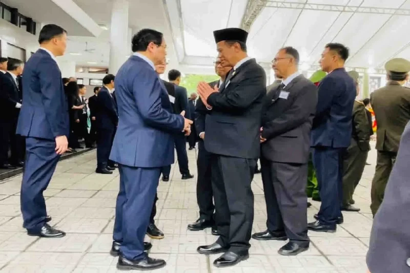 Menteri Pertanian (Mentan) Andi Amran Sulaiman (kanan) menghadiri penghormatan terakhir tokoh besar nasional Vietnam Nguyen Phu Trong, di Hanoi, Kamis (25/7/2024). ANTARA/HO-Humas Kementan
