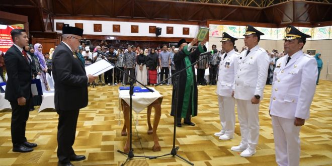 Penjabat (Pj) Gubernur Aceh, Bustami Hamzah, atas nama Presiden RI, saat mengambil sumpah jabatan dan pelantikan, Samsul Azhar sebagai Pj. Bupati Pidie, Jata sebagai Pj. Bupati Gayo Lues, dan Andri Nourman sebagai Pj. Wali Kota Sabang, di Anjong Mon Mata, Banda Aceh, Kamis (18/7/2024). (foto: humas pemerintah aceh)
