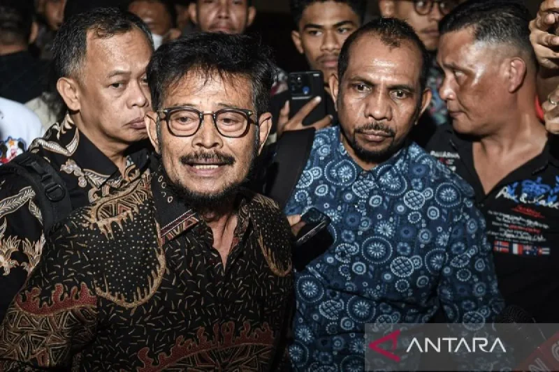 Terdakwa kasus dugaan pemerasan dan gratifikasi di Kementerian Pertanian Syahrul Yasin Limpo (kiri) menjawab pertanyaan wartawan usai sidang lanjutan dengan agenda pembacaan putusan oleh majelis hakim di Pengadilan Tipikor, Jakarta, Kamis (11/7/2024). ANTARA FOTO/Muhammad Adimaja/nym/am.
