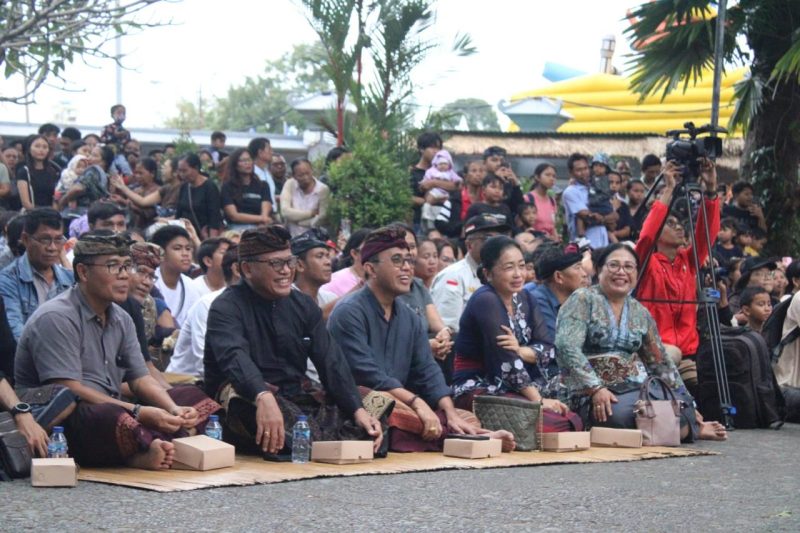 Sekehe Gong Mekar Sari Duta Denpasar Ngelawang di Arena PKB XLVI