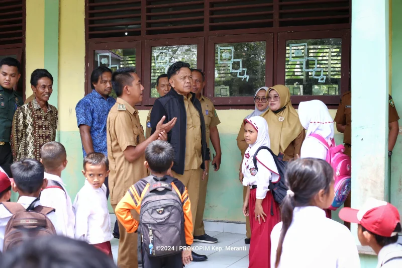 Plt. Bupati H. Asmar meninjau kondisi bangunan dan fasilitas belajar yang rusak di SD Negeri 17 Desa Kundur Kecamatan Tebingtinggi Barat. (foto; humas pemkab meranti)

