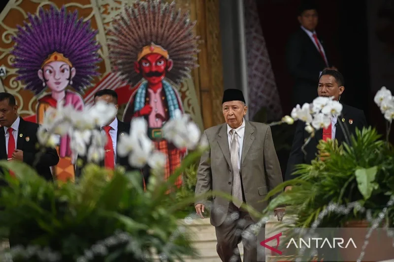 Arsip foto - Mantan Wakil Presiden Hamzah Haz meninggalkan lokasi Sidang Tahunan MPR dan Sidang Bersama DPR - DPD Tahun 2023 di Gedung Nusantara, Kompleks Parlemen, Senayan, Jakarta, Rabu (16/8/2023). ANTARA FOTO/Aditya Pradana Putra/aww/pri.
