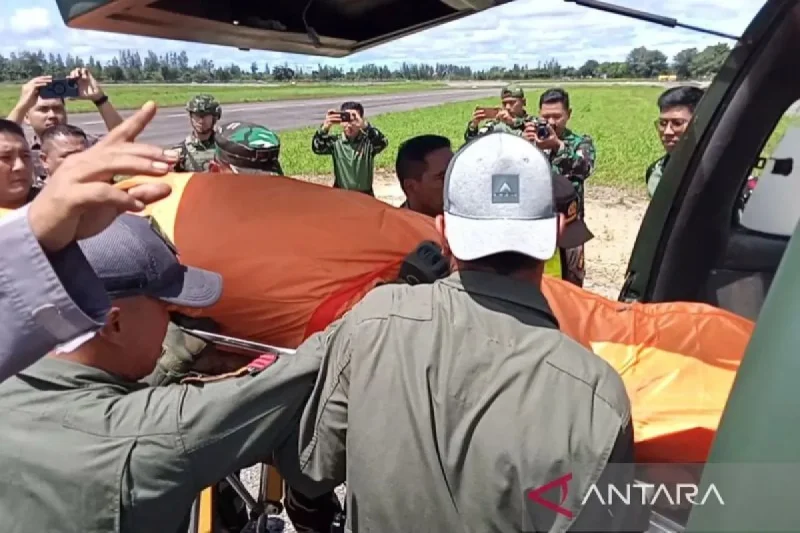 Jenazah pilot Glen Malcolm Conning tiba di Bandara Udara Lanud Yohanis Kapiyau Timika, Papua Tengah, Selasa (6/8/2024). ANTARA/Agustina Estevani Janggo/aa.
