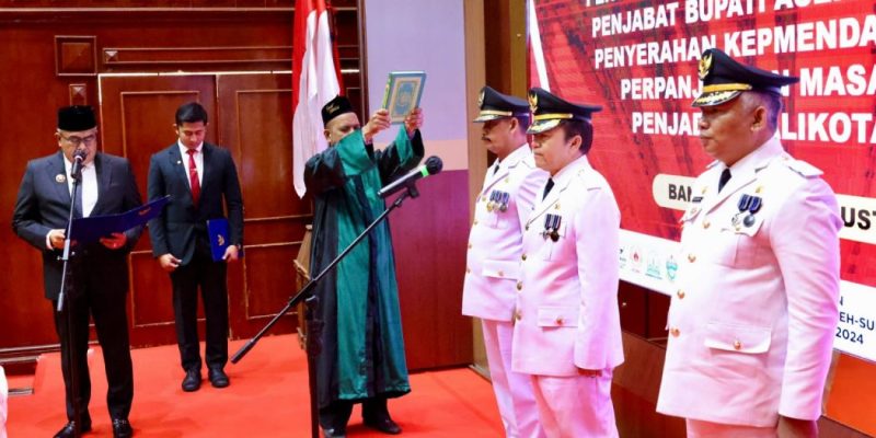 Pj. Gubernur Aceh, Bustami, SE, M.Si, melakukan Pengambilan Sumpah Jabatan dan Pelantikan, Jalaluddin, SH, MM, sebagai Pj. Bupati Bireuen, Ir. Sunawardi, M.Si, sebagai Pj. Bupati Aceh Barat Daya, dan Subhandhy, AP, M.Si, sebagai Pj. Bupati Aceh Tengah, di Anjong Mon Mata, Banda Aceh, Minggu, (11/8/2024). (foto: pemerintah aceh)
