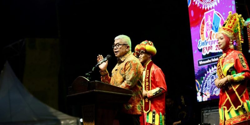 Pj. Gubernur Aceh, Bustami, SE, M.Si, saat memberikan sambutan serta arahan dan membuka secara resmi Aceh Entrepreneur Expo 2024 di Lapangan Sada Kata, Kota Subulussalam, Jum'at, (2/8/2024). (foto: pemerintah aceh)
