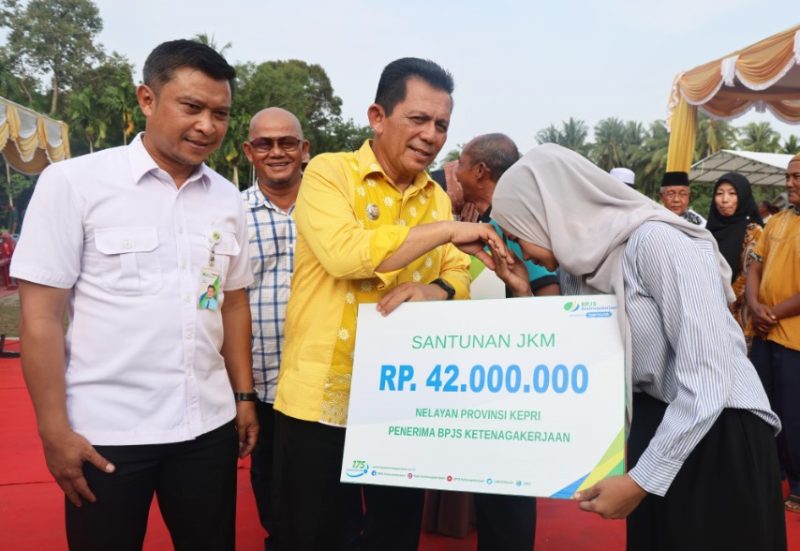 Gubernur Ansar Ahmad menyerahkan secara simbolis bantuan Jaminan Sosial Ketenagakerjaan kepada masyarakat di Kabupaten Karimun.
(foto: diskominfo provinsi kepri)