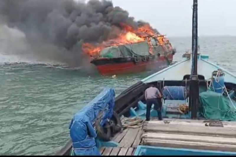 Proses evakuasi crew KM Tenaga Sakti yang terbakar di Perairan Malaysia pada Rabu (4/9/2024), (foto: ist/mediacenter riau).