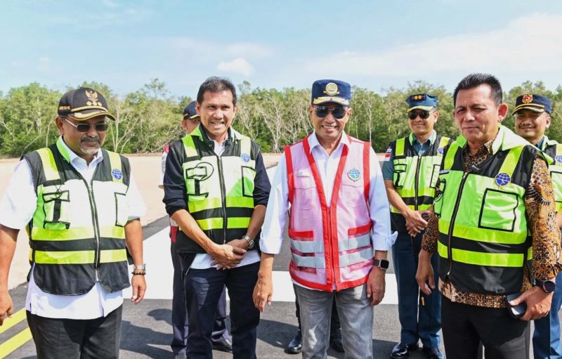 Kunjungan Menteri Perhubungan RI Budi Karya Sumadi didampingi Gubernur Kepulauan Riau, H. Ansar Ahmad dan Bupati Karimun Aunur Rafiq saat meninjau Bandara Raja Haji Abdullah Karimun. (foto: diskominfo kepri)
