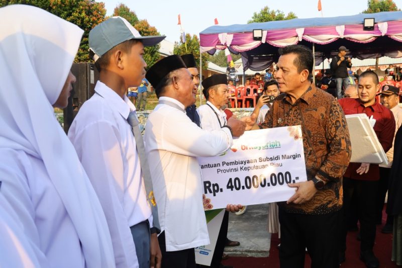 Penyerahan Bantuan kepada Masyarakat Kecamatan Buru, Kabupaten Karimun oleh Gubernur Kepulauan Riau, Ansar Ahmad. (foto: diskominfo kepri)
