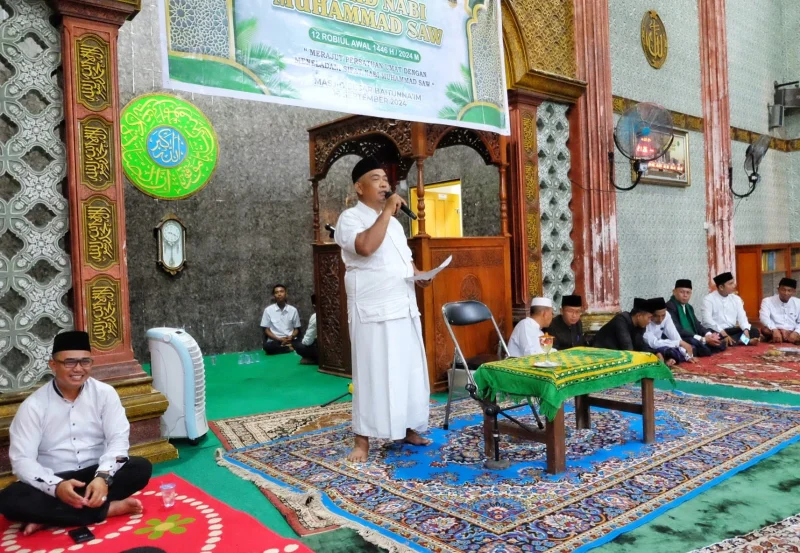 Asisten II Setdakab, Rokhaizal, menghadiri peringatan Maulid Nabi Muhammad SAW, di Masjid Besar Baitunna'im, Teluk Belitung Kecamatan Merbau. (foto: ist/humas pemkab meranti)

