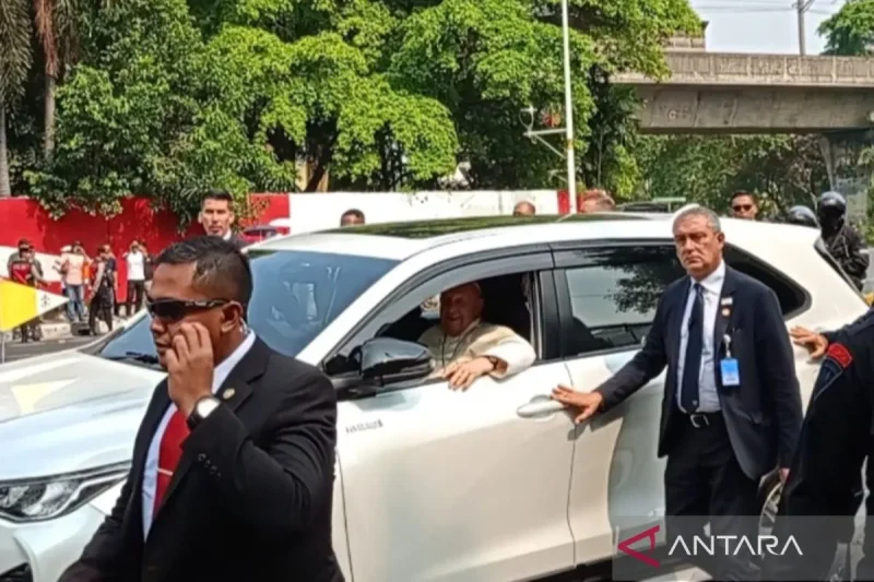 Pemimpin Tertinggi Gereja Katolik Sedunia dan Kepala Negara Vatikan, Paus Fransiskus menyapa warga Jakarta di Jalan Medan Merdeka Timur, Jakarta Pusat, Rabu (4/9/2024). ANTARA/Siti Nurhaliza.
