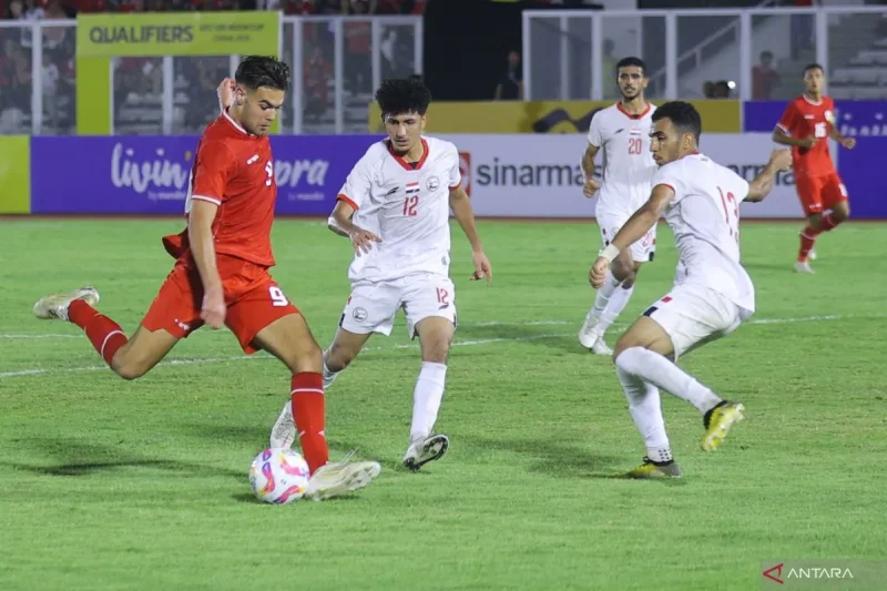 Pesepak bola Timnas Indonesia U-20 Jens Raven (kiri) menendang bola yang berusaha dihalau pesepakbola Timnas Yaman U20 Saeed Abdullah (kedua kiri) dan Ahmed Mustafa Al Hajj (kanan) saat bertanding pada Kualifikasi Piala Asia U-20 2025 Grup F di Stadion Madya Gelora Bung Karno, Jakarta, Minggu (29/9/2024). ANTARA FOTO/Dhemas Reviyanto/app/YU (ANTARA FOTO/DHEMAS REVIYANTO)
