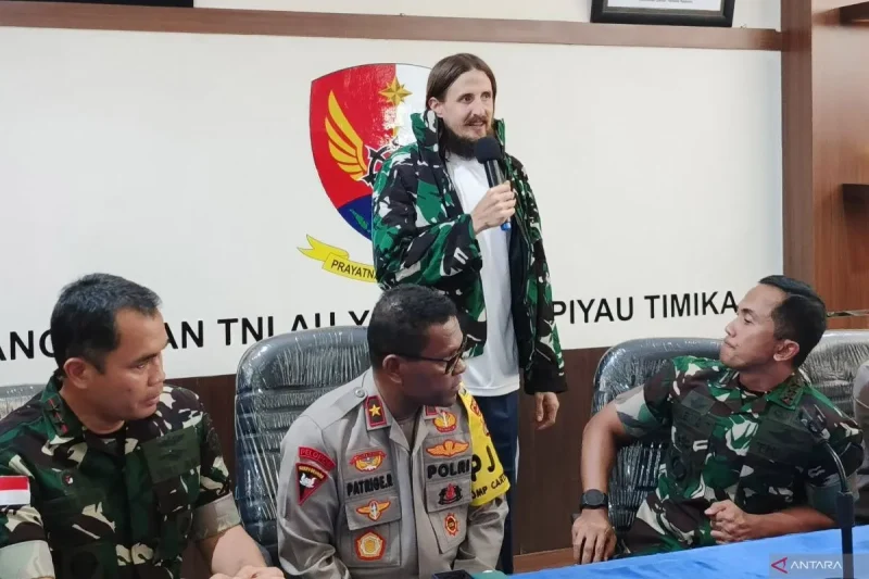 Pilot Susi Air Phillip Mark Mehrtens (atas) berbicara dalam konferensi pers terkait pembebasan dirinya dari penyanderaan Tentara Pembebasan Nasionanl Papua Barat-Organisasi Papua Merdeka (TPNPB-OPM) di Pangkalan TNI AU Yohanis Kapiyau Timika, Kabupaten Mimika, Papua Tengah, Sabtu (21/9/2024). Philip yang merupakan WNA asal Selandia Baru itu disandera oleh kelompok bersenjata pimpinan Egianus Kogoya sejak Februari 2023 saat mendaratkan pesawat jenis Pilatus Porter PC-6 di lapangan terbang Distrik Paro, Kabupaten Nduga, Papua Pegunungan. ANTARA FOTO/Marcell/app/YU
