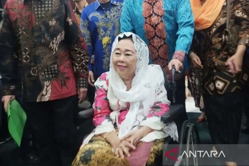 Istri presiden ke-4 Republik Indonesia Abdurrahman Wahid, Sinta Nuriyah, di kompleks parlemen, Jakarta, Minggu (29/9/2024). ANTARA/Bagus Ahmad Rizaldi/pri.
