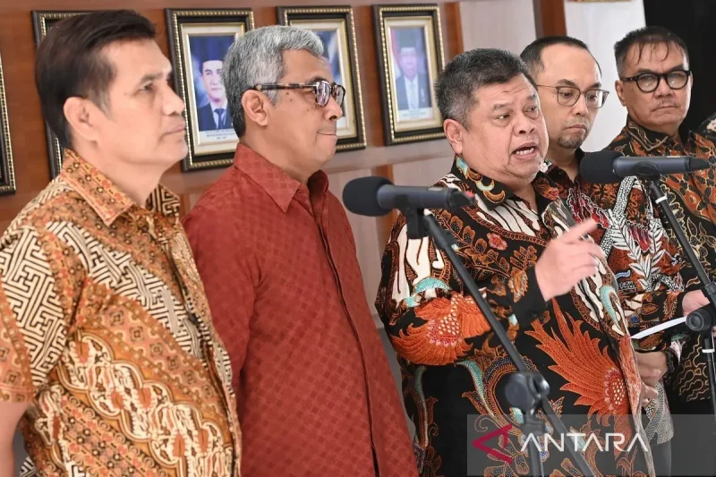 Ketua Pansel Calon Pimpinan dan Dewan Pengawas KPK Muhammad Yusuf Ateh (tengah) didampingi anggota (kiri ke kanan) Y Ambeg Paramarta, Rezki Sri Wibowo, Ivan Yustiavandana, Elwi Danil menyampaikan keterangan pers di kantor Kementerian Sekretariat Negara, Jakarta, Rabu (11/9/2024). ANTARA FOTO/Sigid Kurniawan/tom.
