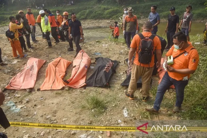 Sejumlah polisi memeriksa kantong-kantong berisi tujuh jenazah laki laki yang ditemukan mengambang di Kali Bekasi, Pondok Gede Permai, Jatiasih, Kota Bekasi, Minggu (22/9/2024). ANTARA FOTO/Rezas Ale/app/foc/am.
