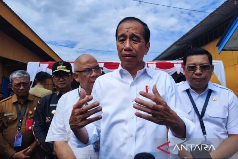 Presiden Joko Widodo memberikan keterangan pers usai meninjau persediaan beras di Kompleks Pergudangan Tanah Grogot, Kabupaten Paser, Kalimantan Timur, Kamis (26/9/2024). ANTARA/Mentari Dwi Gayati/aa.
