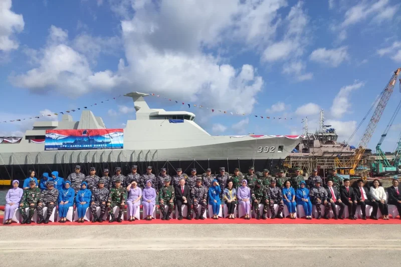 Foto bersama Kepala Staf Angkatan Laut (KSAL) Laksamana TNI Muhammad Ali bersama jajaran, pada kegiatan "Shipnaming dan launching kapal OPV" di Galangan Kapal PT DRU, Bandarlampung, Provinsi Lampung, Jumat. ANTARA/Dian Hadiyatna.
