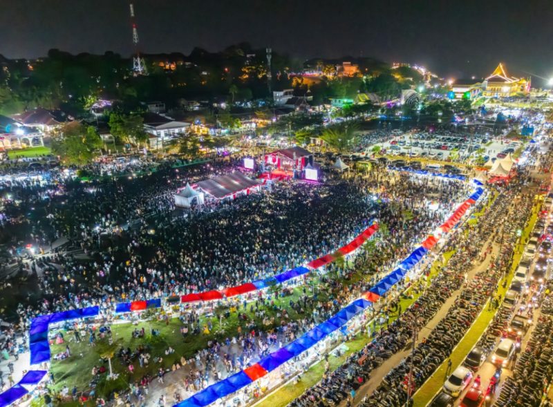 Gebyar Merah Putih Pilkada Damai Provinsi Kepri di pelataran Tugu Sirih Gurindam XII Gedung Daerah Tanjungpinang. (foto: diskominfo kepri)
