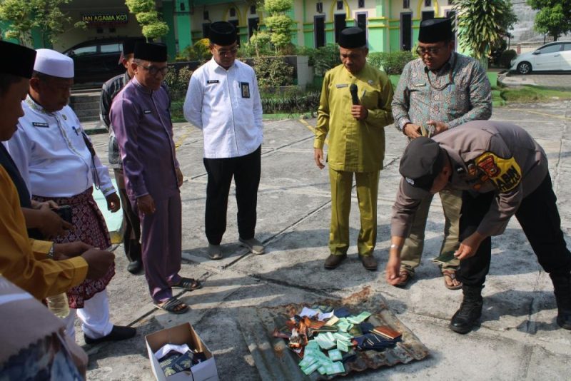 Pemusnahan dokumen nikah dilakukan di halaman Kantor Kementerian Agama Kota Pekanbaru. (foto: ist/mediacenter riau)