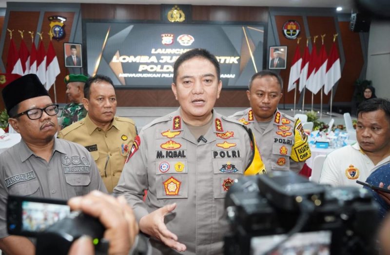 Kapolda Riau Irjen Pol Mohammad Iqbal saat memberi keterangan pers. (foto: ist/mediacenter riau)