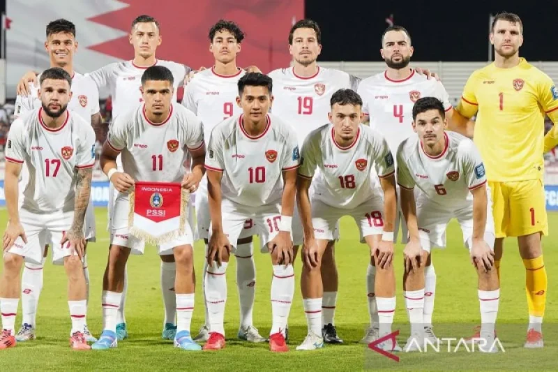 Sebelas pesepak bola Timnas Indonesia berpose ke arah fotografer sebelum bertanding melawan Timnas Bahrain dalam laga Grup C putaran ketiga Kualifikasi Piala Dunia 2026 zona Asia yang berakhir seri 2-2 di Stadion Nasional Bahrain, Kamis (10/10/2024). ANTARA FOTO/HO-PSSI/app/YU/aa.
