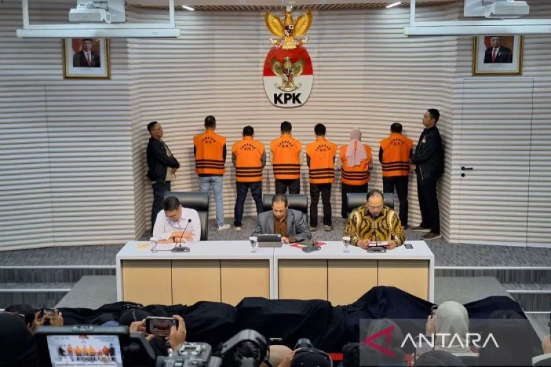 KPK hadirkan enam orang yang terjaring dalam operasi tangkap tangan (OTT) di Provinsi Kalimantan Selatan dalam konferensi pers di Gedung Merah Putih KPK, Jakarta Selatan, Selasa (8/10/2024). ANTARA/Fianda Sjofjan Rassat/pri.
