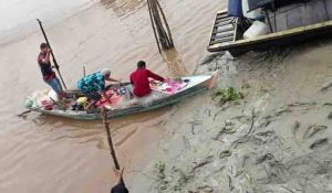 Jasad Hariono dievakuasi menuju rumah duka setelah disambar buaya di Sungai Rokan. (foto: ist/mediacenter riau)
