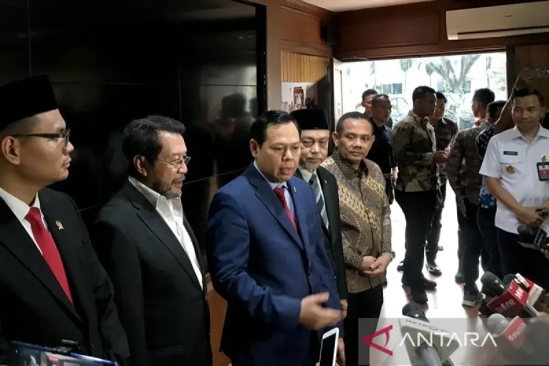 Ketua DPD RI Sultan Bachtiar Najamudin (tiga kiri) menjawab pertanyaan jurnalis saat jumpa pers selepas bertemu Menhan Prabowo Subianto di Kantor Kementerian Pertahanan RI, Jakarta, Kamis (3/10/2024). ANTARA/Genta Tenri Mawangi/aa.
