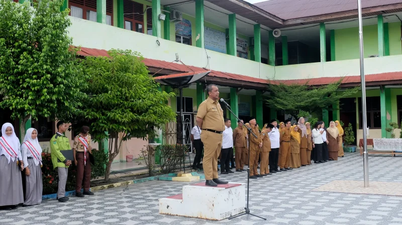 Pjs Bupati Kepulauan Meranti, Roni Rakhmat S.STP MSi.  saat memimpin upacara bendera di SMAN 1 Tebingtinggi. (foto: ist/humas pemkab meranti)

